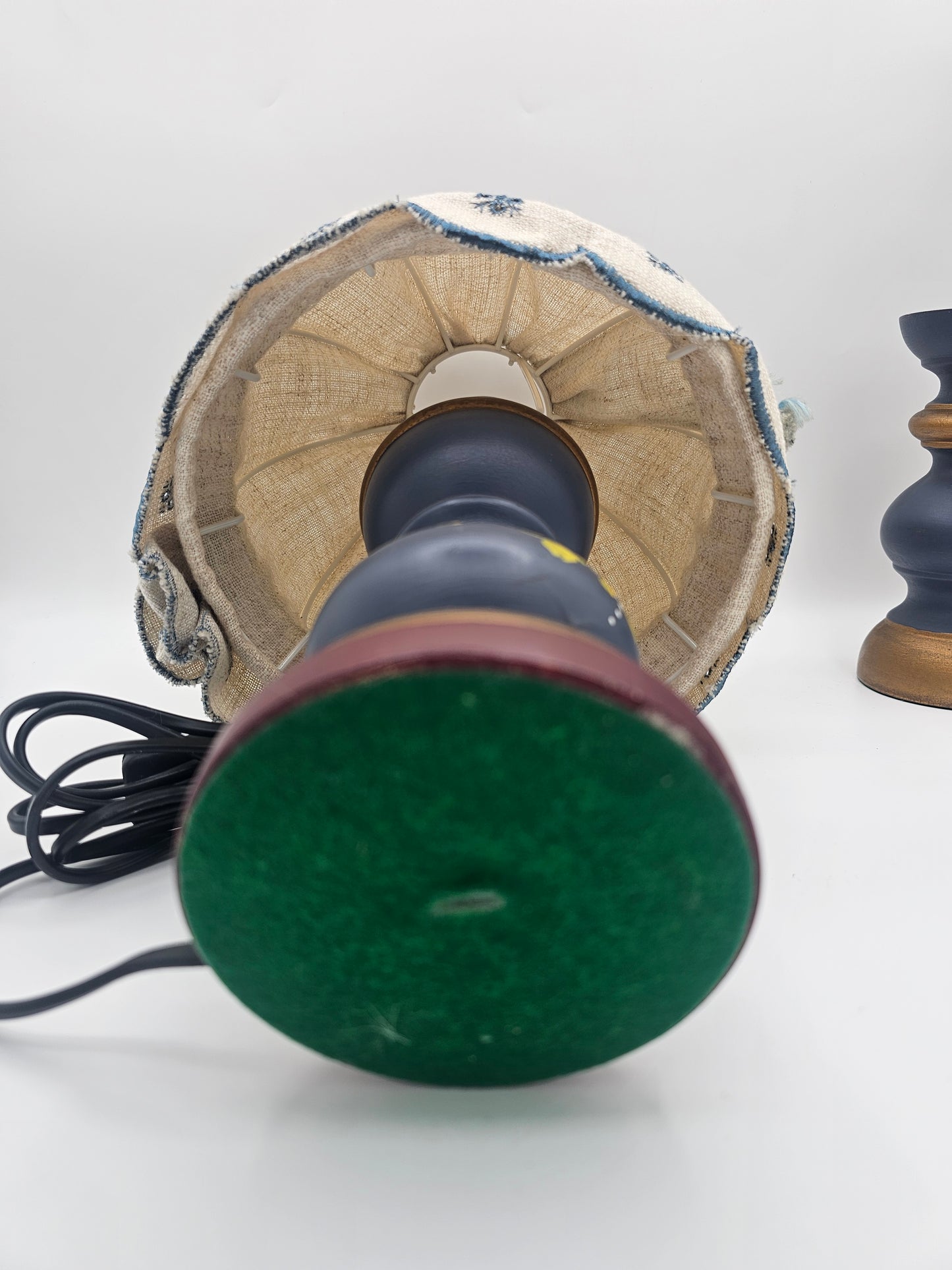 Hand-Painted Bavarian Folk-Art Lamp – “Echt Handarbeit” by Richard Wiesel