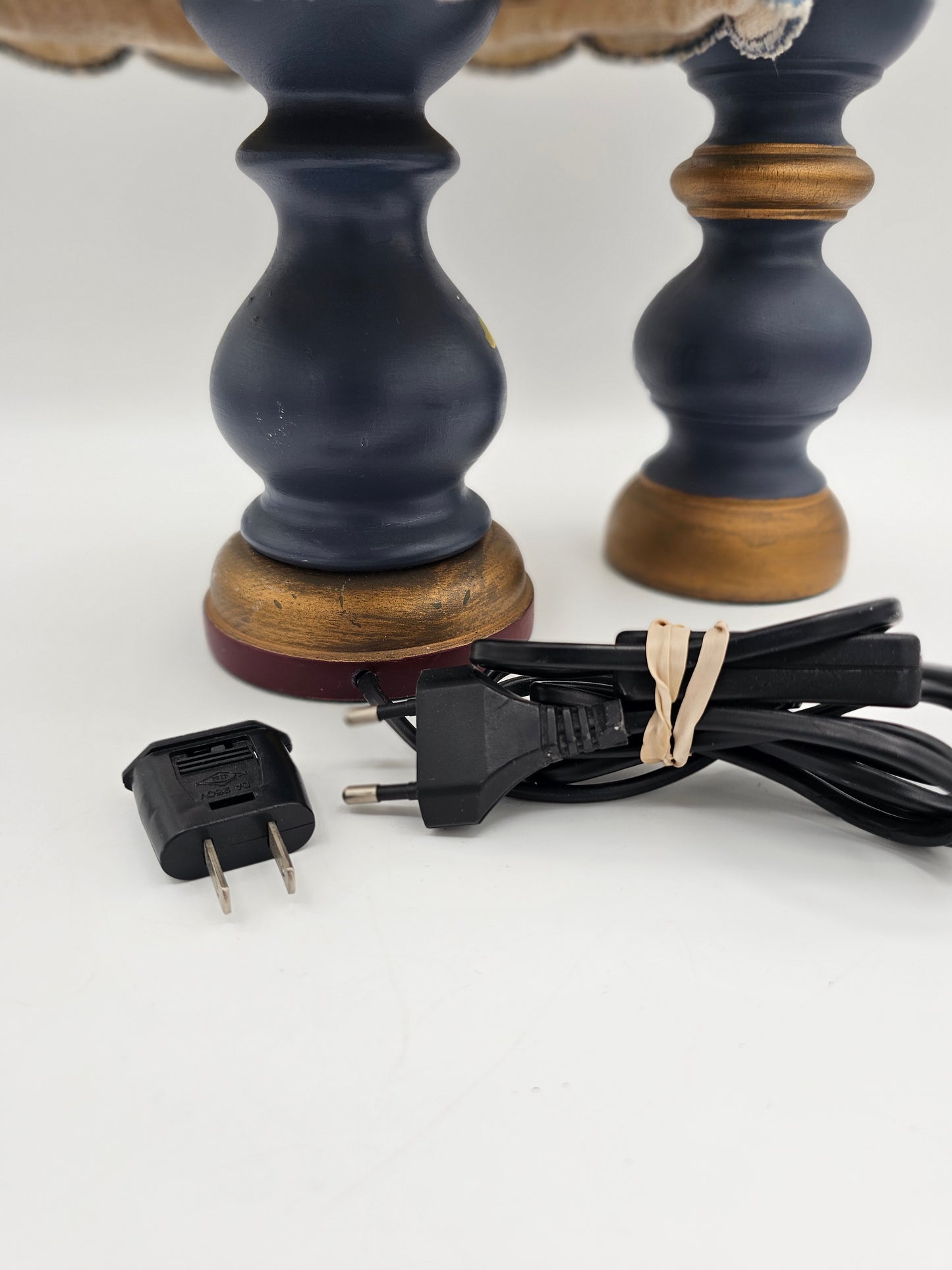 Hand-Painted Bavarian Folk-Art Lamp – “Echt Handarbeit” by Richard Wiesel